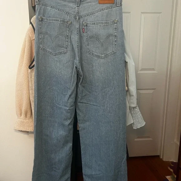 Levi's High Loose Jeans - Picture 2 of 4